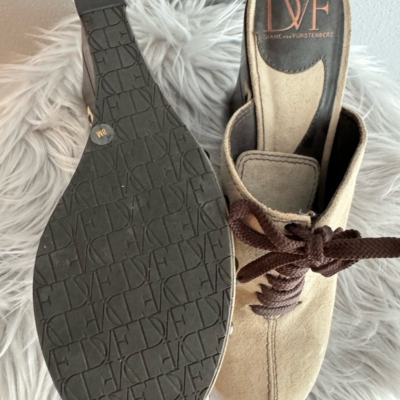 Diane Von Furstenberg Cream and Brown Mules with Elegant Design - Picture 6 of 6